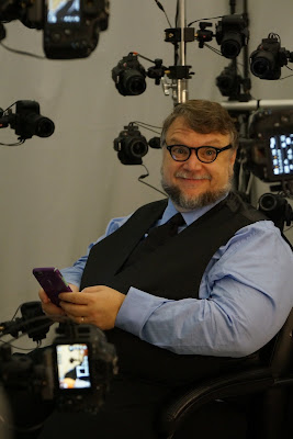 Photo de Guillermo Del Toro qui scan pour Death Stranding.