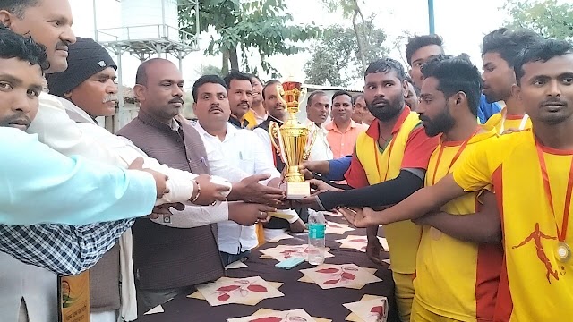 बंशीधर के टीम ने राजबास को 1-0 से हराया, दोनों टीम को पुरस्कार देकर किया गया सम्मानित। Dandai 