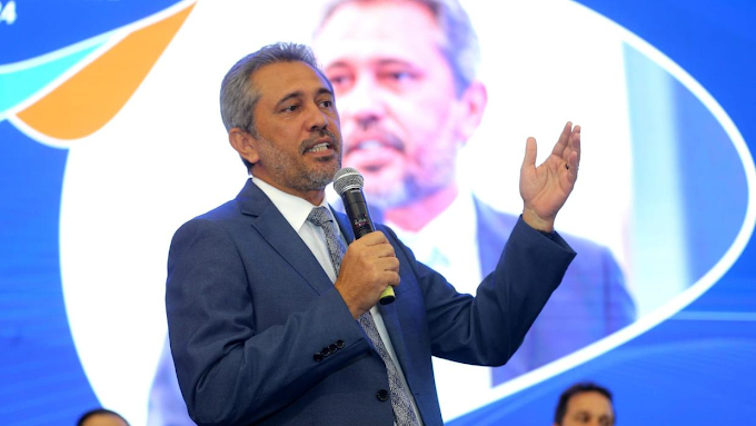 Elmano sanciona aumento do próprio salário; subsídio aumenta para R$ 21,7 mil