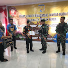 Bupati Puncak berikan Penghargaan kepada Satgas Pamtas Mobile Raider 300/Brajawijaya