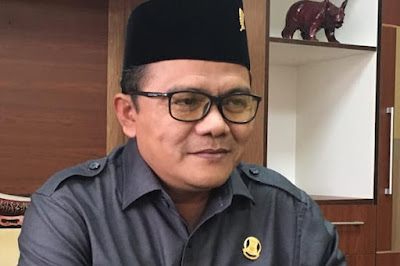 Pimpinan DPRD Kabupaten Tangerang itu, yakni Kholid Ismail dari Partai Demokrasi Indonesia Perjuangan (PDIP) sebagai Ketua DPRD Kabupaten Tangerang