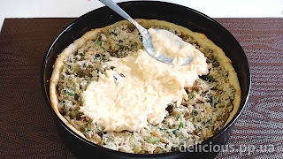 Простой рецепт пирога с курицей» - выкладка сырно-сметанной заливки