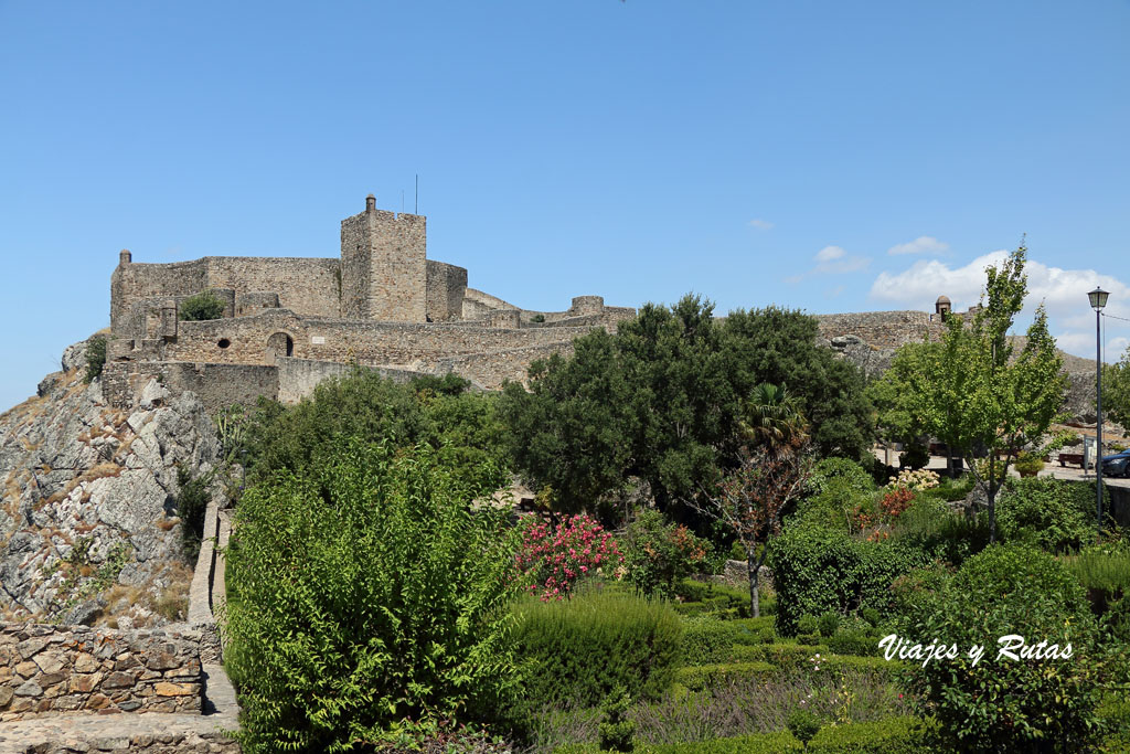 Vistas del jardín y el Castillo de Marvao