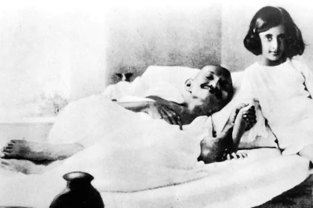 Indira Gandhi The untold stories, Indira Gandhi with Mahatma Gandhi