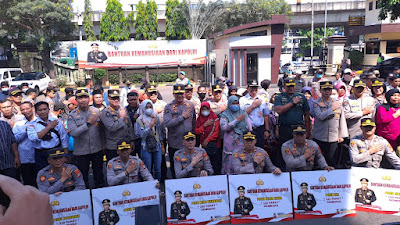 Kapolri Salurkan Dua Ribu Bansos ke Warga Jakarta Utara