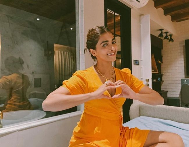 Actors Gossips: Breathtaking Vacation clicks of Pooja Hegde