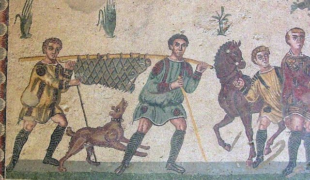 Охотники несут добытого ими кабана. Мозаика из Пьяцца Армерина, конец III – начало IV веков