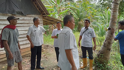 Hairullah Plt Kepala Dinas Perikanan PALI Meninjau Kolam Ikan Kelompok Karya Tani Desa Karta Dewa