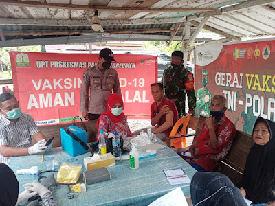 Babinsa Posramil 05/PC Bersama Bhabinkamtibmas Kawal Dan Sukseskan Vaksinasi Di Wilayah