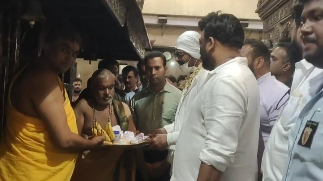 ಮಂಗಳೂರು: 'ಸಲಾರ್' ತಂಡದೊಂದಿಗೆ ತೆಲುಗುಸ್ಟಾರ್ 'ಪ್ರಭಾಸ್' ಕಟೀಲು ದೇವಸ್ಥಾನಕ್ಕೆ‌ ಭೇಟಿ 