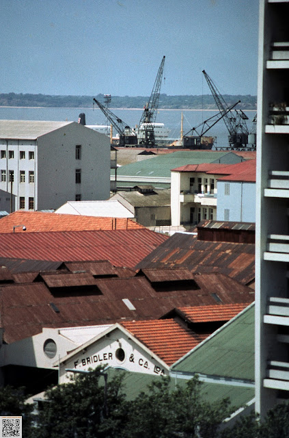 Baixa de Lourenço Marques na segunda metade da década de 1960 - MMG_O_004 - Fotografia de Manuel Augusto Martins Gomes. Não usar fotografia sem referência ao seu autor Manuel Augusto Martins Gomes e sem link para as páginas:  https://manuelamartinsgomes.blogspot.com/ https://www.facebook.com/ManuelMartinsGomesMemorias https://www.instagram.com/manuelamartinsgomesmemorias/ Qualquer informação adicional é bem vinda.  Poderão contactar-me através do endereço de email: manuelamgomes20@gmail.com #anos60 #lourençomarques #lourencomarques #maputo #moçambique #mocambique #mozambique #fbridler #bridler #manuelmartinsgomesmemorias #manuelamartinsgomesmemorias