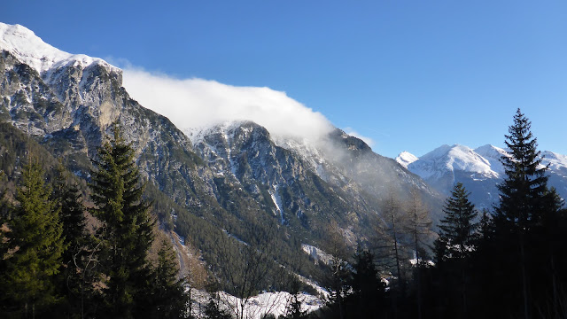 Con lo stau da nord si vedono gli effetti del Föhn in Alto Adige, come qui a Fleres: le masse d'aria si abbassano, si riscaldano e le nuvole si dissolvono, come si può vedere in questa foto. (Foto: Servizio prevenzione valanghe - Alto Adige, 23.01.2022).