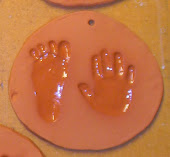 Hand & fotavtryck i röd lera