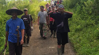 Dihari Libur Kepala Desa Binong Bersama 3 RW Ajak Masyarakat Kerjabakti Bersihkan Jalan