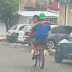 Vídeo: Ciclista é flagrado tendo momento romântico com namorada em rua de Manaus