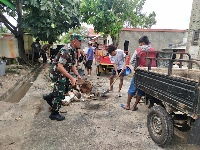   Babinsa dan Warga Desa Kayuadi Gotong Royong Bersihkan Sampah Sisa Banjir