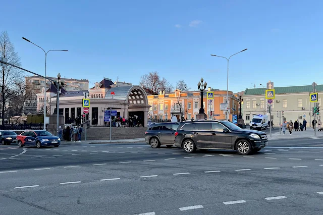 площадь Пречистенские Ворота, станция метро Кропоткинская