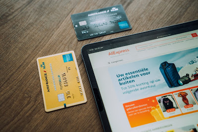 Tablet con tienda online abierta y tarjetas de crédito
