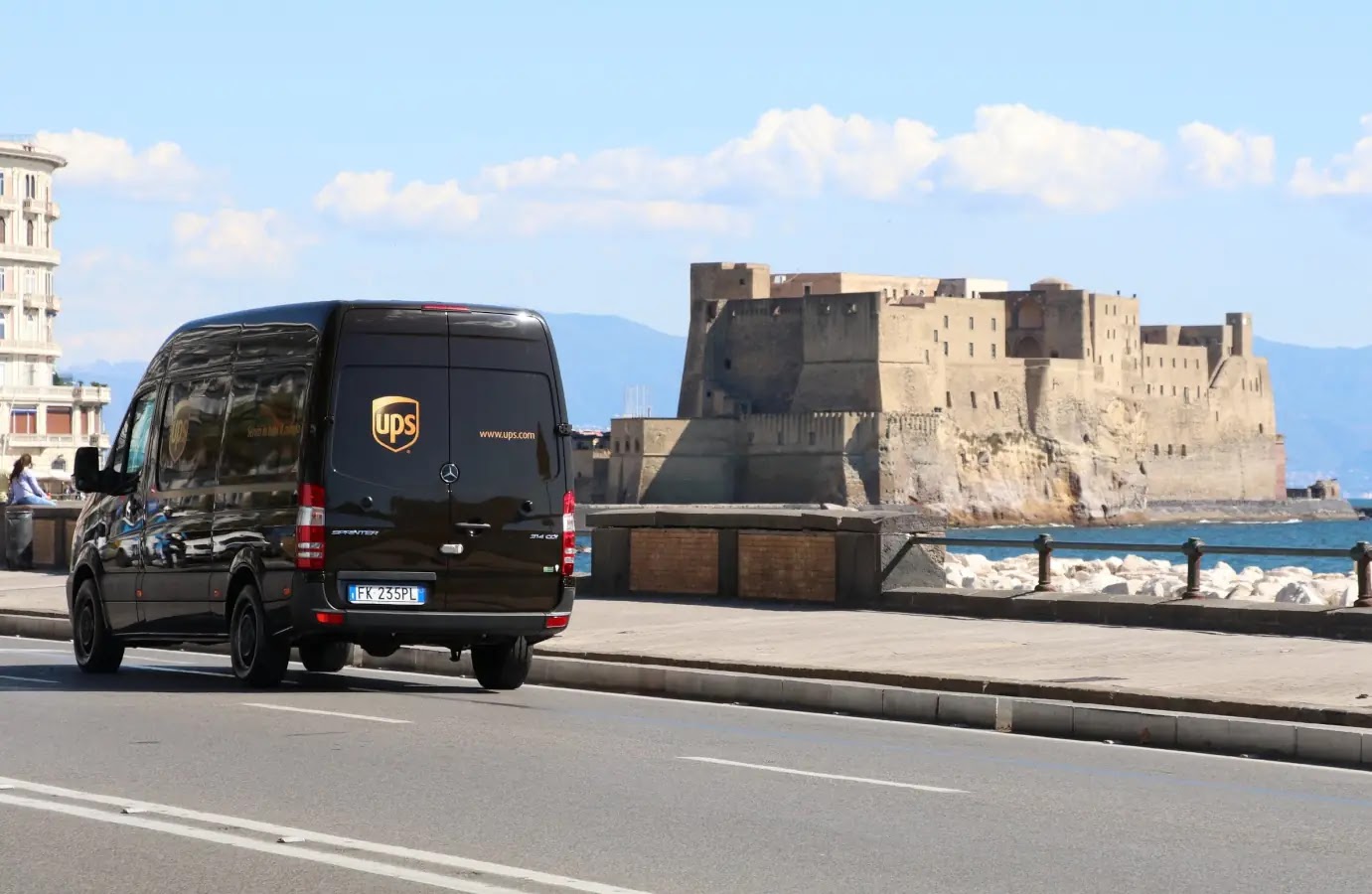 Un furgone UPS sul lungomare di Napoli