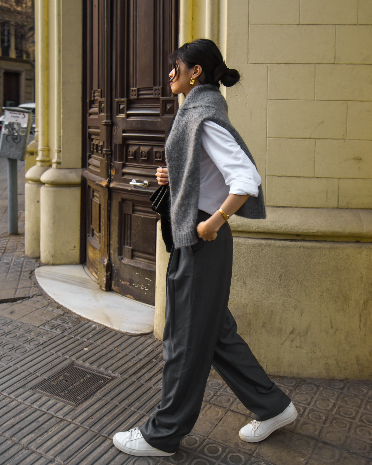 Grey wide leg trousers, casual style in Spain, grey wide leg pants outfit ideas, easy outfit with white button up, grey and gold jewelry  - Van Le / FOREVERVANNY.com