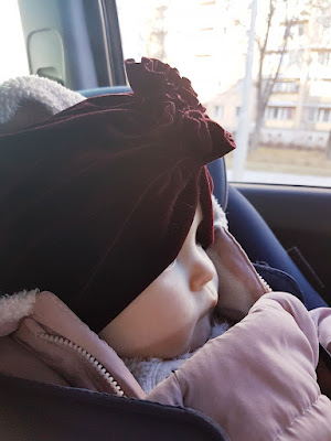 dziecko w czapce turban