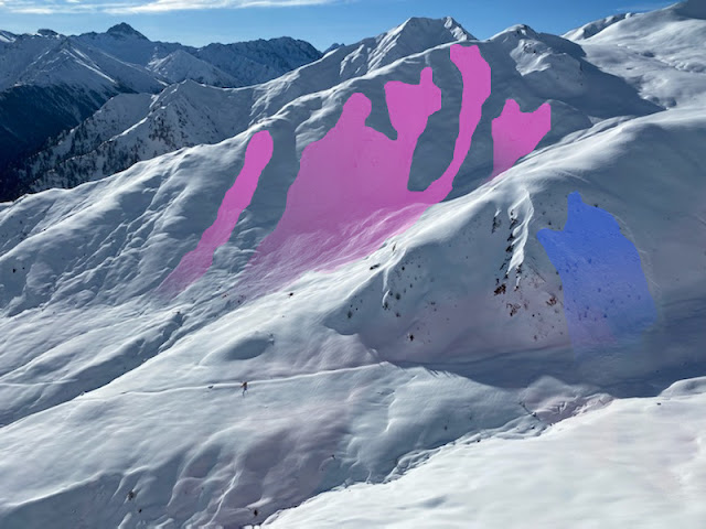 Überblicksfoto der Unglückslawine Fließer Berg. Magenta: Unglückslawine. Blau: Weitere Schneebrettlawine (Foto: 04.02.2022 (c) Alpinpolizei)