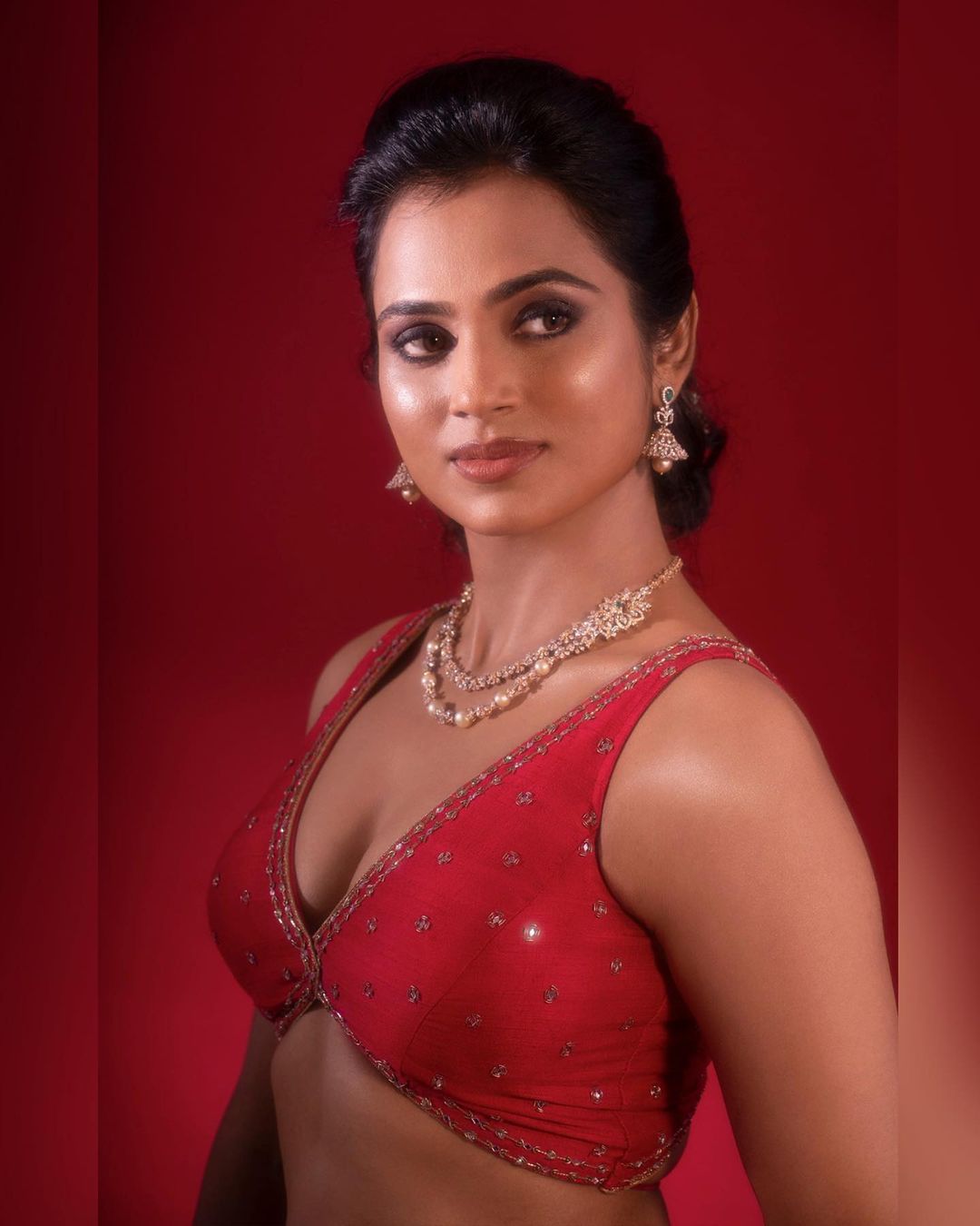 மாராப்பு போடாமல் முன்னழகை காட்டும் ரம்யா பாண்டியன்! Actress Ramya Pandian Latest Hot Cleavage Photos in Red Dress