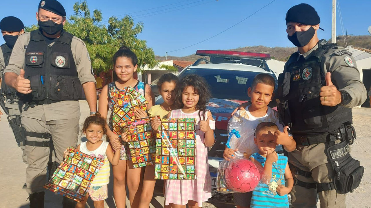 PM realiza operação 'Criança Feliz' e entrega brinquedos e doces em Monteiro