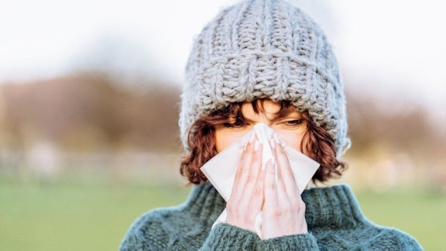 Η ιογενής γρίπη (seasonal influenza) είναι μια οξεία λοίμωξη του αναπνευστικού που προκαλείται από τους ιούς της γρίπης Α και Β. Έχει χαρακτηριστικά επιδημίας σχεδόν κάθε χρόνο κυρίως τους χειμερινούς μήνες σε περιοχές με εύκρατο κλίμα. Η γρίπη μπορεί να προκαλέσει από ήπια έως και πολύ σοβαρή νόσηση. Οι περισσότεροι υγιείς άνθρωποι ξεπερνούν τη γρίπη χωρίς να παρουσιάσουν επιπλοκές, ορισμένοι όμως, όπως άτομα που ανήκουν σε ομάδες υψηλού κινδύνου, διατρέχουν μεγαλύτερο κίνδυνο για σοβαρές επιπλοκές από τη γρίπη. Στην Ελλάδα η διαχρονική παρακολούθηση του νοσήματος έχει δείξει ότι η δραστηριότητα της γρίπης συνήθως αρχίζει να αυξάνει κατά τον μήνα Ιανουάριο, και κορυφώνεται κατά τους μήνες Φεβρουάριο – Μάρτιο. Οι ιοί τη γρίπης αλλάζουν τα αντιγονικά χαρακτηριστικά συχνά, επομένως το μέγεθος της ετήσιας επιδημικής έξαρσης εξαρτάται από ευπάθεια του γενικού πληθυσμού σε στελέχη ιών με νέα αντιγόνα. Το πλέον συχνό και αποτελεσματικό μέτρο για την πρόληψη της ιογενούς γρίπης είναι ο ετήσιος εμβολιασμός. Η προστασία που παρέχουν τα εμβόλια κατά της γρίπης βασίζεται στο σχηματισμό εξουδετερωτικών αντισωμάτων κυρίως έναντι της αιμαγλουτινίνης, μιας πρωτεΐνης απαραίτητης για τη μεταδοτικότητα και την μολυσματικότητα του ιού.