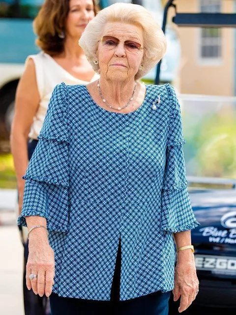 Princess Beatrix visited the sculpture garden of the Blauwbaai resort (Blue Bay) in Willemstad on Curacao