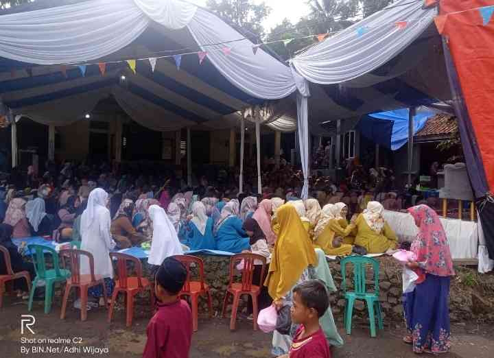 Warga Kampung Babakan Panjang Peringati Maulid Nabi Muhammad SAW 1445 Hijriah.