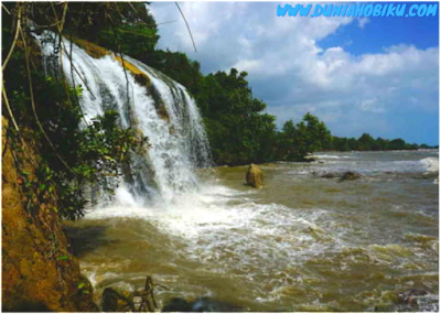 air terjun toroan menuju ke pantai