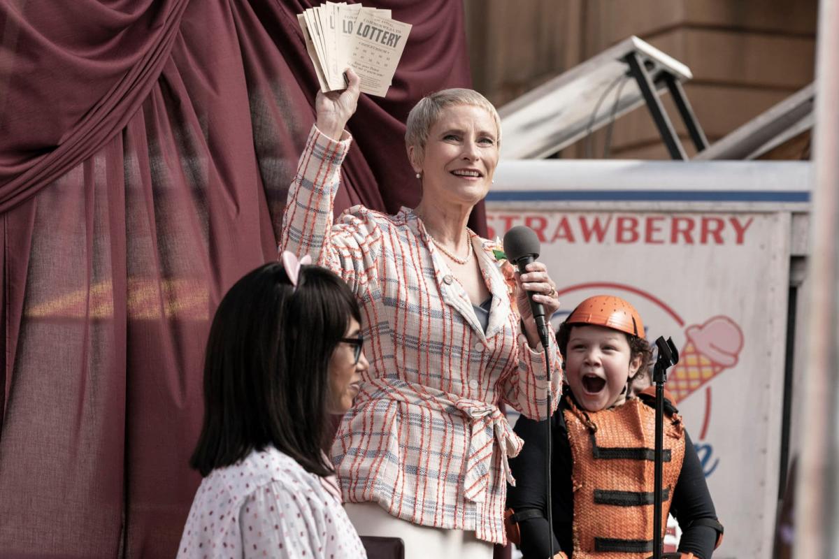 Pamela Milton entrega el premio de mejor disfraz de Halloween