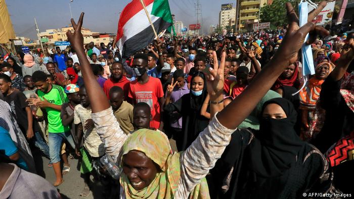 الشعب السوداني يثور رفضا لـ"الانقلاب العسكري" ودعوات لتظاهرات حاشدة