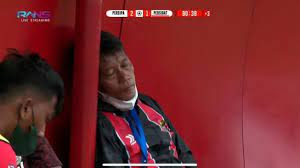 Viral! Kocak Pelatih Persibat Batang Tertidur di Bench, Bangun-bangun Malah Ngamuk ke Wasit