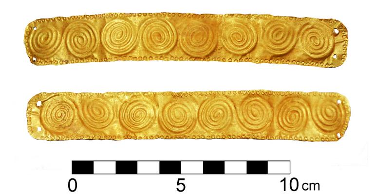 Kıbrıs'ta Bronz Çağı mezarlarında Nefertiti zamanından kalma altın takılar bulundu