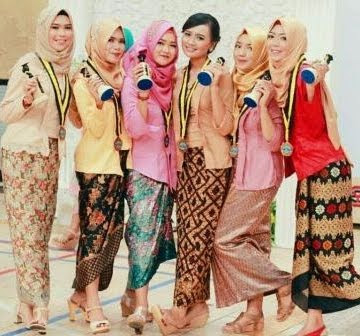 Kebaya wisuda muslim