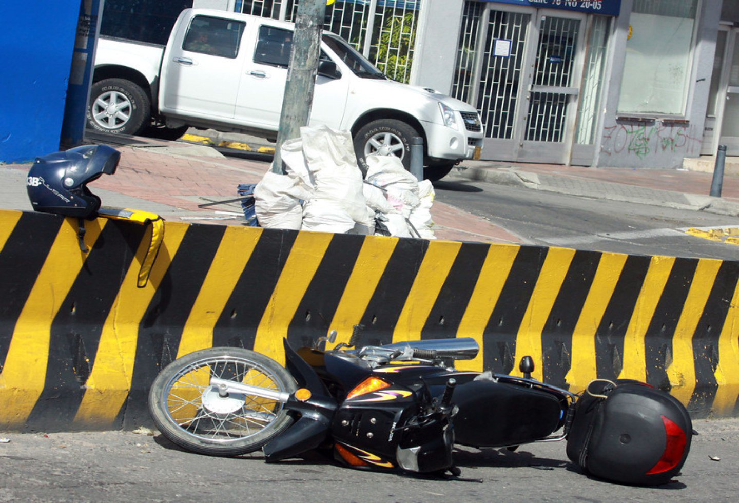Nicaragua: Pasajera de motocicleta se encuentra grave tras ser impactada en la Rotonda La Virgen