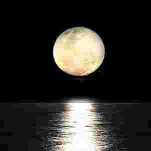 चांद जिस पर मेहरबान होता है : चाँद पर शायरी Chand Par Shayari | चांद पर कविता