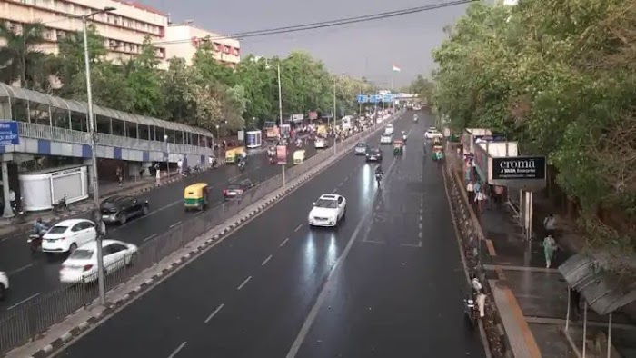 दिल्ली-NCR में तेज हवाओं के साथ झमाझम बारिश, शाम में ही हो गई रात, अचानक बदला मौसम का मिजाज...