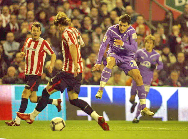 Asier del Horno dispara ante Amorebieta. ATHLETIC CLUB DE BILBAO 2 REAL VALLADOLID C. F. 0. Domingo 07/03/2010, 19:00 horas. Campeonato de Liga de 1º División, jornada 25. Bilbao, Vizcaya, estadio de San Mamés