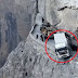 Cina, camion bloccato sull'orlo del precipizio a 100 metri d'altezza