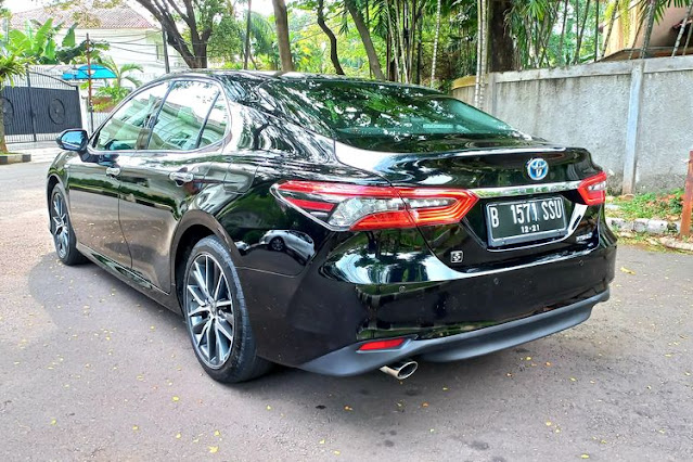 Tampilan Belakang Toyota Camry hybrid