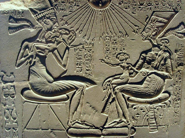 Женой Эхнатона была та самая Нефертити, в честь которой до сих пор называют салоны красоты