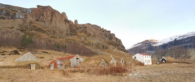 Islandia. La granja de césped Núpsstaður y Núpsstaðakirkja.