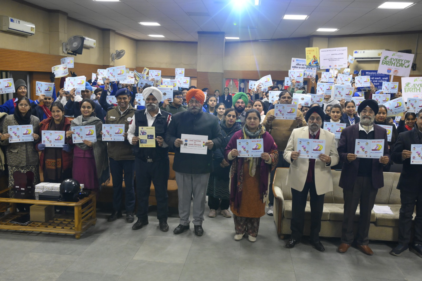 चंडीगढ़ ट्रैफिक पुलिस ने स्कूल के बच्चों को सड़क सुरक्षा नियमों से करवाया अवगत