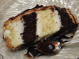 Tort metrou reteta desert prajitura dulce cu blat de pandispan alb si negru si crema de mascarpone cu vanilie si lamaie ornat cu glazura de ciocolata retete,