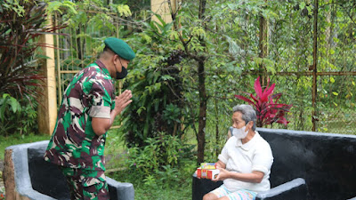  Jumat Berkah, Prajurit Kostrad Bagikan 200 Nasi Kotak 