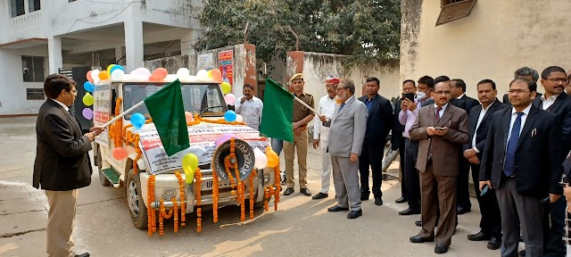 बलिया : राष्ट्रीय लोक अदालत के लिए प्रचार वैन रवाना