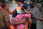 Tak Andalkan Telunjuk, Bupati Soppeng Evakuasi Bayi Baru Lahir Yang Terjebak Banjir